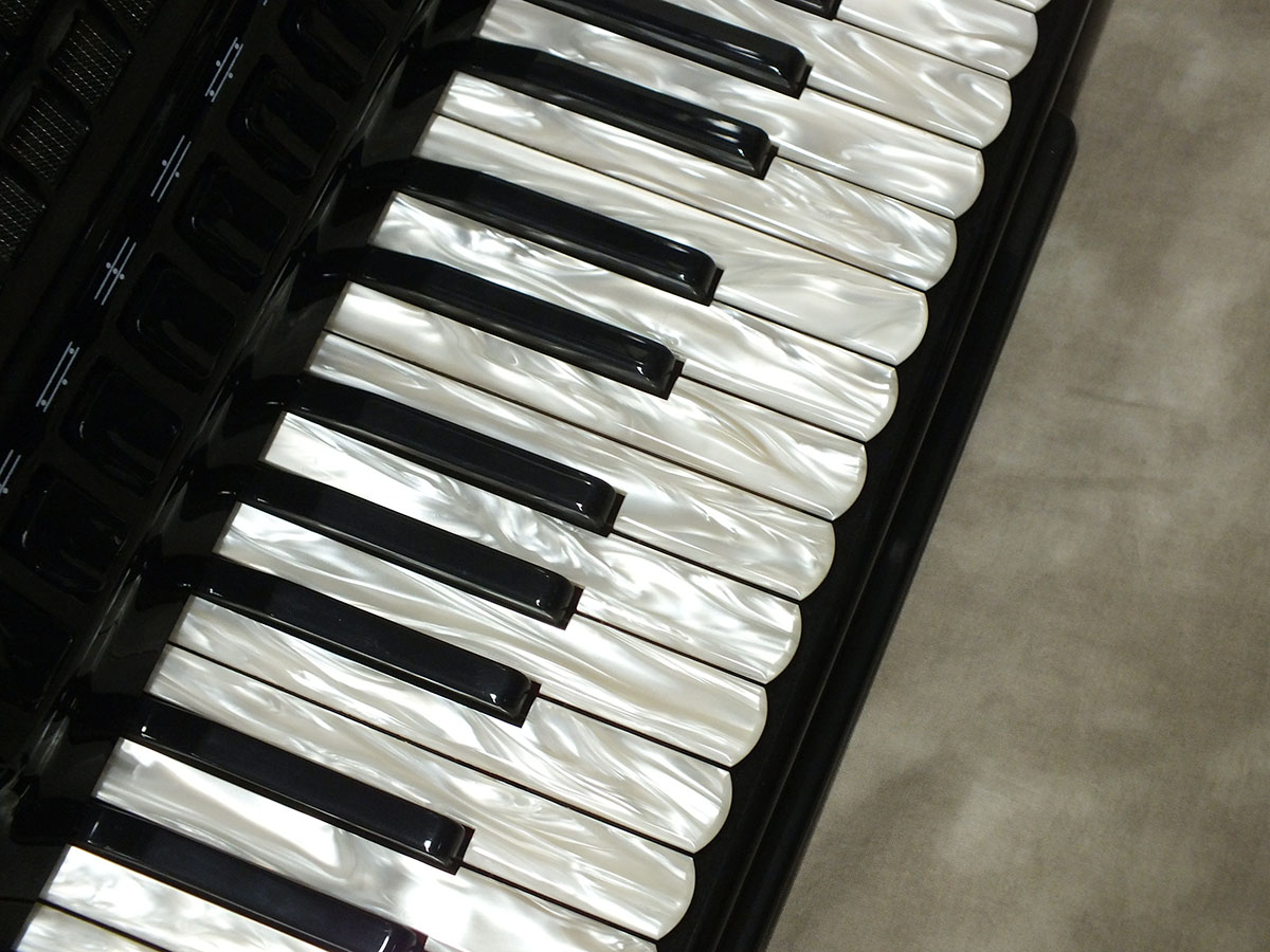 音質NO1の、EXCELSIOR911抜群なサウンドは流石PROFESSONAL EXCELSIOR Model:911 【アコーディオン】 - 谷口楽器